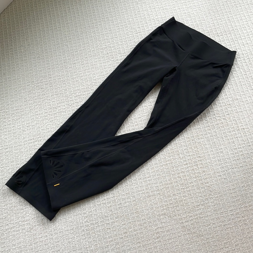 Black Lucy yoga pants with cutout - size M